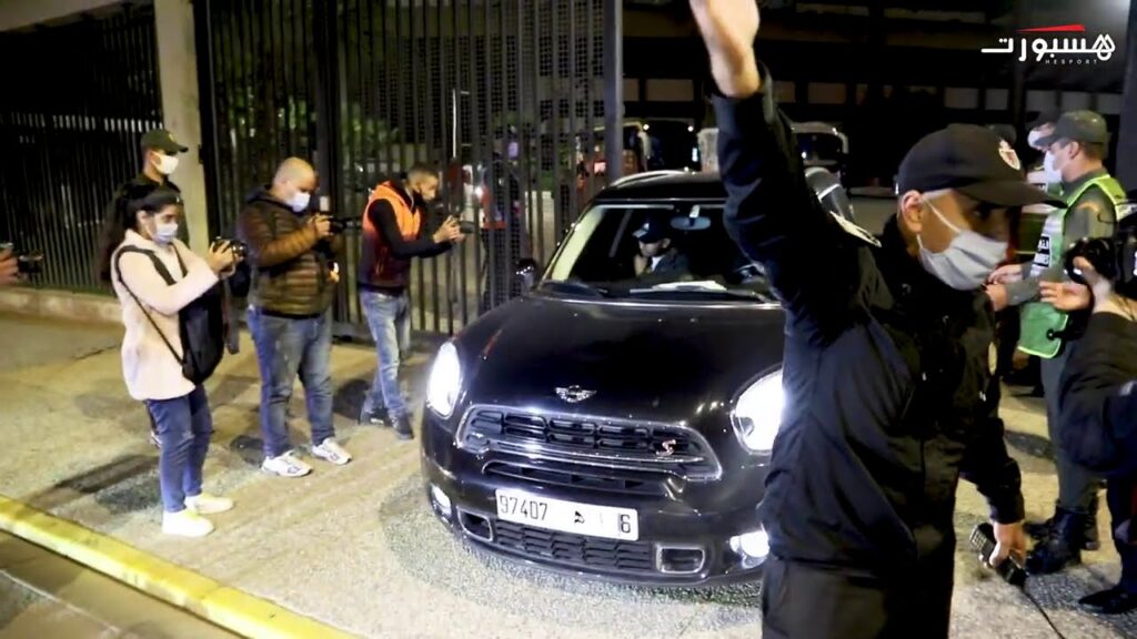 رضا التكناوتي يصدم سيارته ببوابة الملعب ثم يخرج متوترا بعد هزم الحسنية بثلاثية