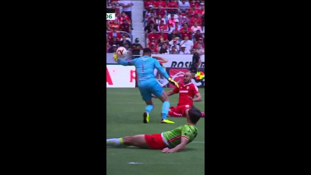 Que alguien me explique cómo sacó ese balón TALAVERA 😳 #ligamx #viral #tudn #futbol #toluca