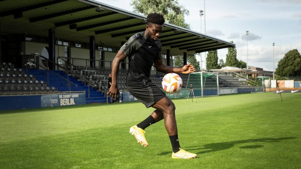 Freestyle challenge with Alphonso Davies