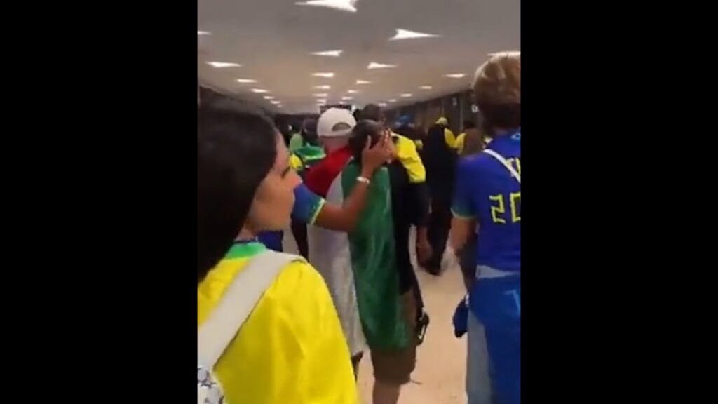 عائلة تيتي مدرب البرازيل تبحث عن مشجع عربي كان يرتدي علم فلسطين.. ما هي القصة؟ عائلة تيتي مدرب البرازيل تبحث عن مشجع عربي كان يرتدي علم فلسطين.. ما هي القصة؟