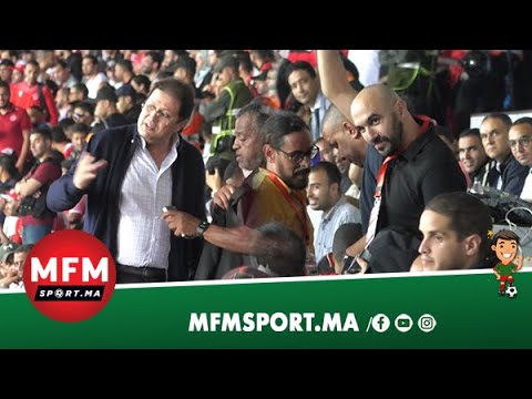 الركراكي يفاجئ لاعبي الوداد بحضور مباراة سيمبا .. حديث مطول بين ايت منا وناظر