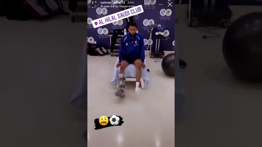سلمان الفرج يُعبر عن شوقه لممارسة كرة القدم ويلعب بالكرة وهو مصابًا