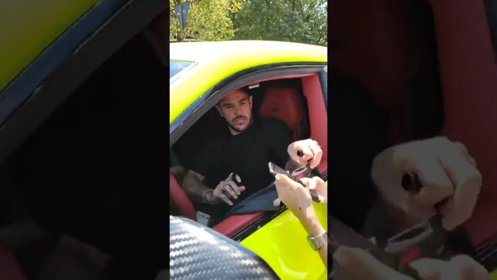 THEO HERNANDEZ CON I TIFOSI DOPO L’ALLENAMENTO A SAN SIRO #shorts THEO HERNANDEZ CON I TIFOSI DOPO L'ALLENAMENTO A SAN SIRO #shorts