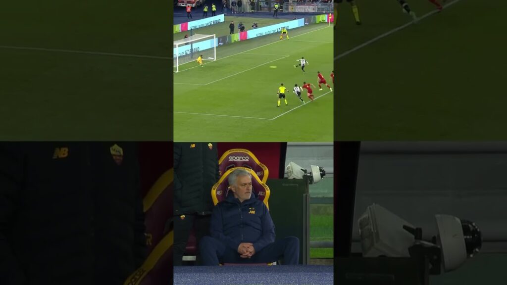 ⬆️ Rui Patricio’s penalty save ⛔️ ⬇️ José Mourinho’s reaction 👀#ASRoma #RomaUdinese #youtubeshorts