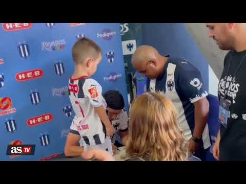 Rogelio Funes Mori conoce a su pequeño tocayo Alejandro Funes Mori | Futbol | AS América