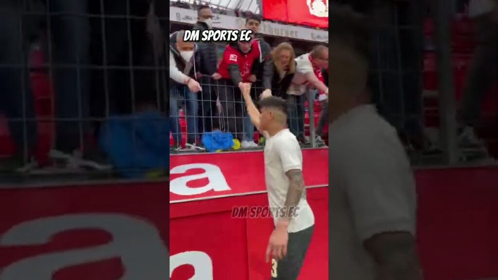 Piero Hincapié 👋 saludando a la hinchada del Bayern 04 luego de la derrota! 🔴⚫ #shorts #bundesliga