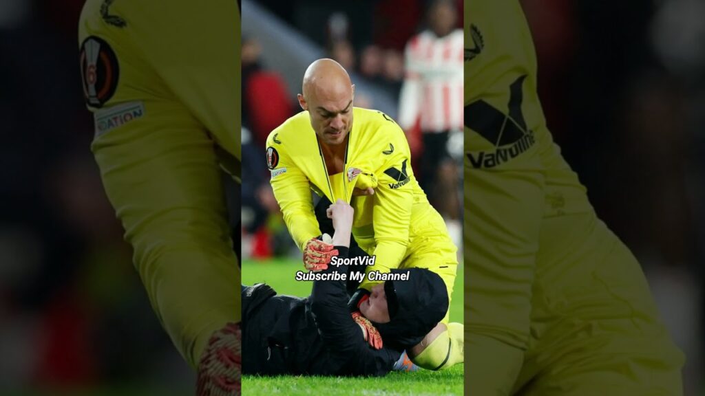 Kiper Sevilla Diserang Fans PSV Kiper Sevilla Diserang Fans PSV