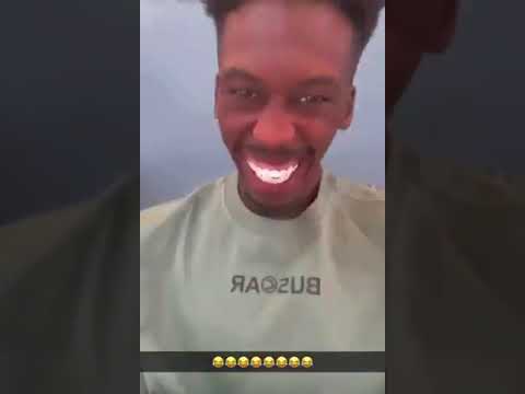 وصلة مزاح بين لاعب الهلال محمد كنو وزميله في الفريق جانغ هيون سو