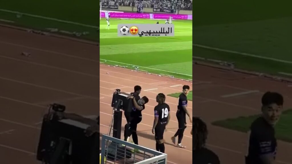علي البليهي مع علبة مياة رماها مُشجع! 😂😂
