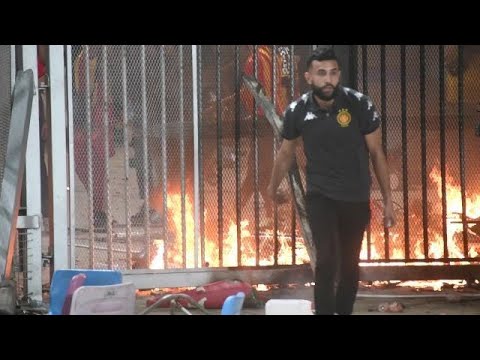 فيديو حصري للأحداث التي رافقت مباراة الترجي وشبيبة القبائل الشعلالي يطفى النيران وثنائي الترجي يتدخل