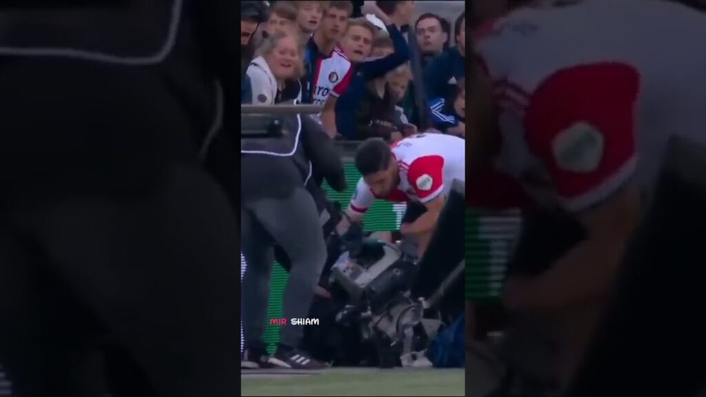 Respect for Alireza Jahanbakhsh ❤ Helping to Lady Cameraman 😍 #respect #Alireza #Humanity