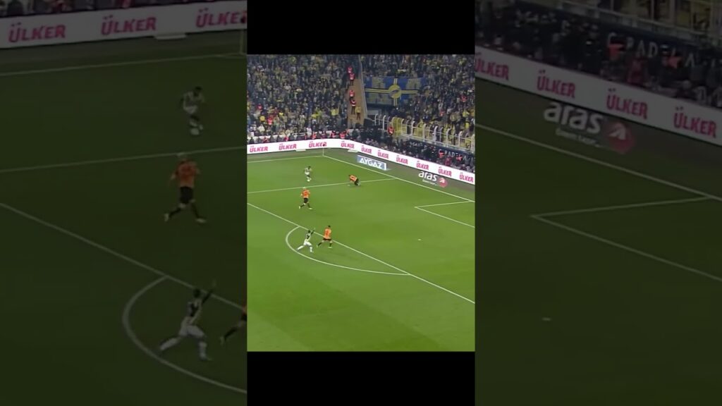 Muslera'dan geçit yok! Batshuayi'nin şutunu parmaklarının ucuyla çıkardı 🙄 #shorts #derbi