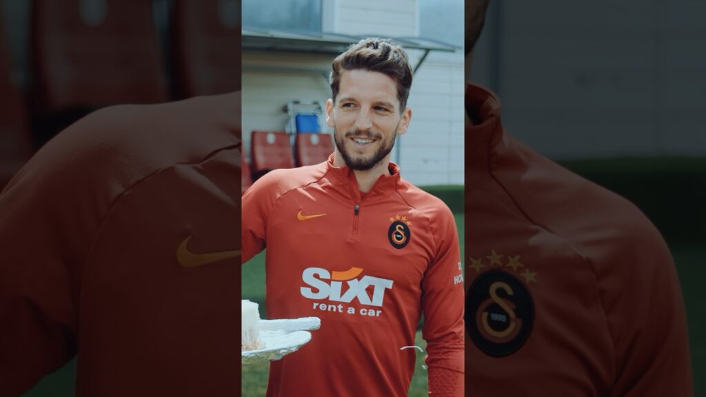 🎥 Bugünkü antrenman öncesinde Dries Mertens’in doğum gününü kutladık! 🥳 #Galatasaray
