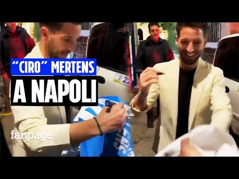 Mertens a Napoli per la festa scudetto, ai fan mentre firma le sue maglie: “Le vendono ancora?”