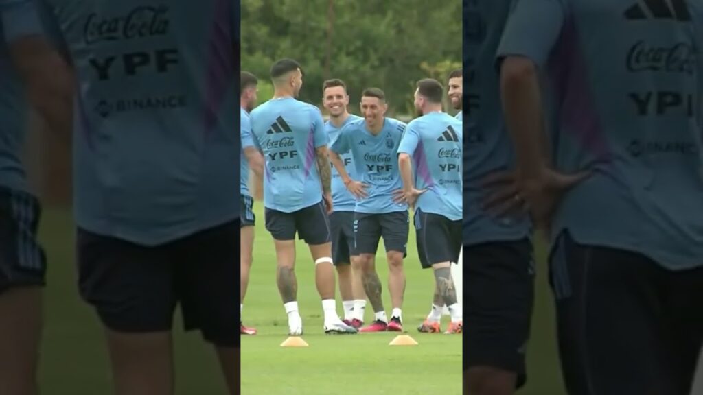 Rodrigo De Paul volviendo a ver a los pibardos 🤣😙 campeones del mundo 🇦🇷🏆