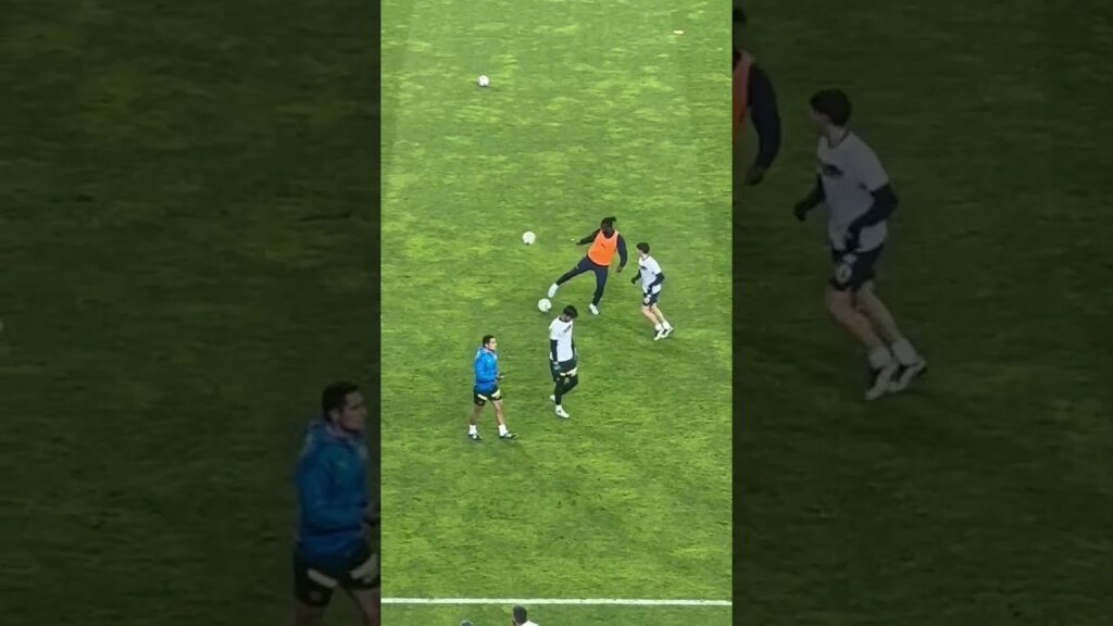 Arda Güler ısınırken Michy Batshuayi ‘e klas beşlik atıyor. #fenerbahçe