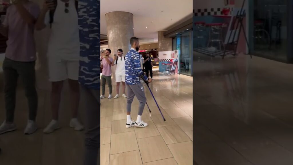 سلمان الفرج يغادر مع الفريق بالعكازات