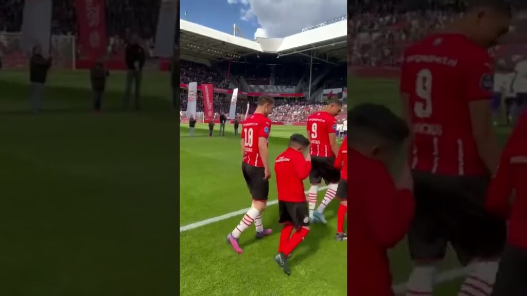 堂安律所属のPSV。選手より試合に意気込むエスコートキッズ！困るボスカリ！#shorts #football #psv