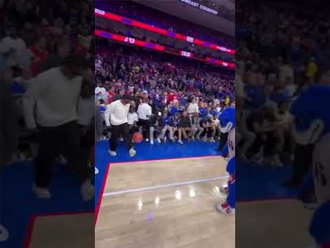 JULES KOUNDE showing off his SKILLS COURTSIDE at the SIXERS game ⚽️🔥 #Shorts
