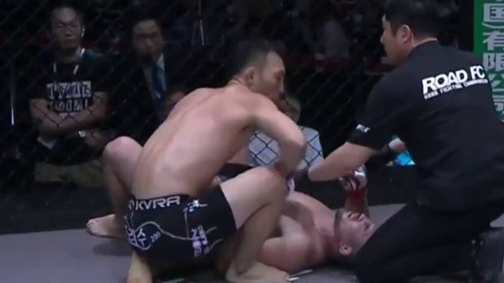 XIAOMI ROAD FC 032 Kim Soo-Chul gives first aid to Jumabieke