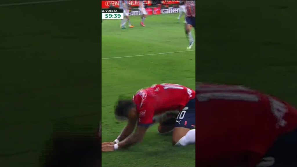¡EL AMOR A LA PELOTA! ❤️⚽ Alexis Vega le da 'besito' a la pelota #ligamx #viral #futbol