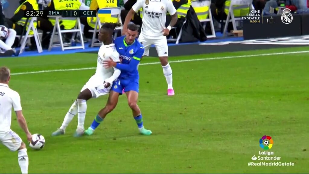 Entrada de Roja de Juan Iglesias a Camavinga en Real Madrid Getafe