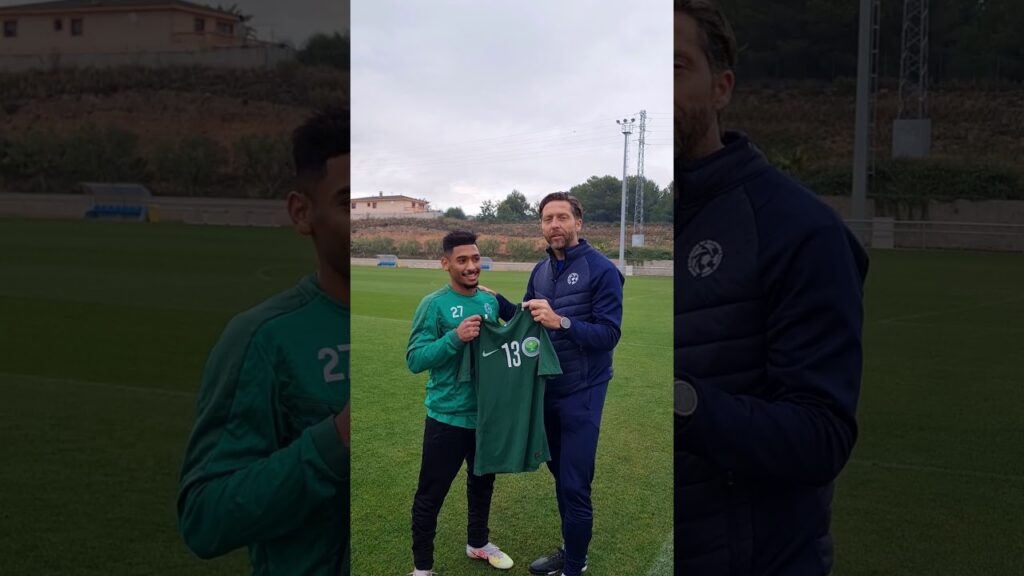 قبل رحيله، المدرب رول كومانز يهدي اللاعب رغدان مندش قميص ياسر الشهراني