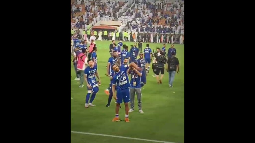 احتفاليه علي البليهي امام الجمهور 😂💙