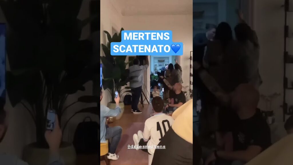 DRIES MERTENS SCATENATO CANTA PER IL NAPOLI! #shorts