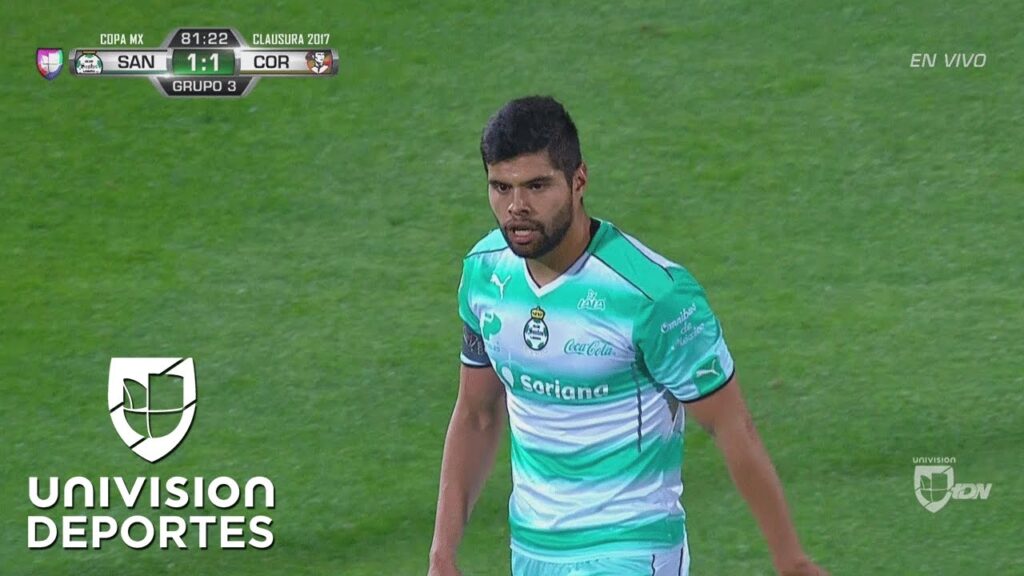 Néstor Araujo, poderoso, imponente, de cabeza hizo el 1-1