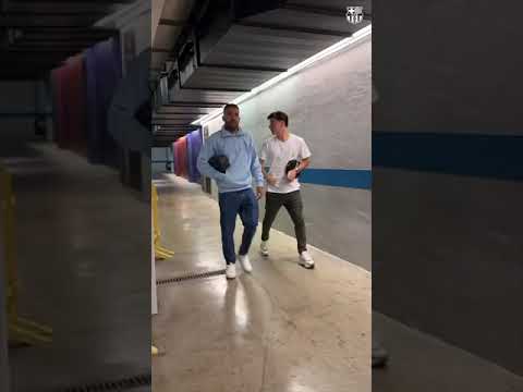 FC BARCELONA | El ATREVIDO LOOK DE KOUNDÉ en su llegada al CAMP NOU | Diario AS