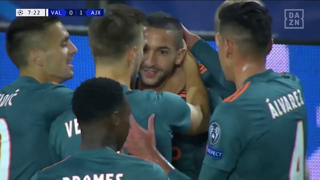 Was für eine Bude von Hakim Ziyech! | DAZN