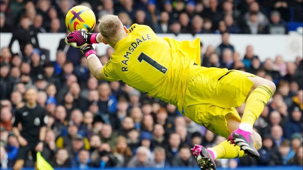 AARON RAMSDALE POPS INTO MONDAY MADNESS WITH DAD NICK | PAUL BUCKLE TALKS PLAYOFFS!