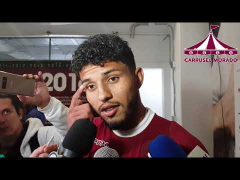 Johan Venegas después de su primer juego oficial con la camiseta morada