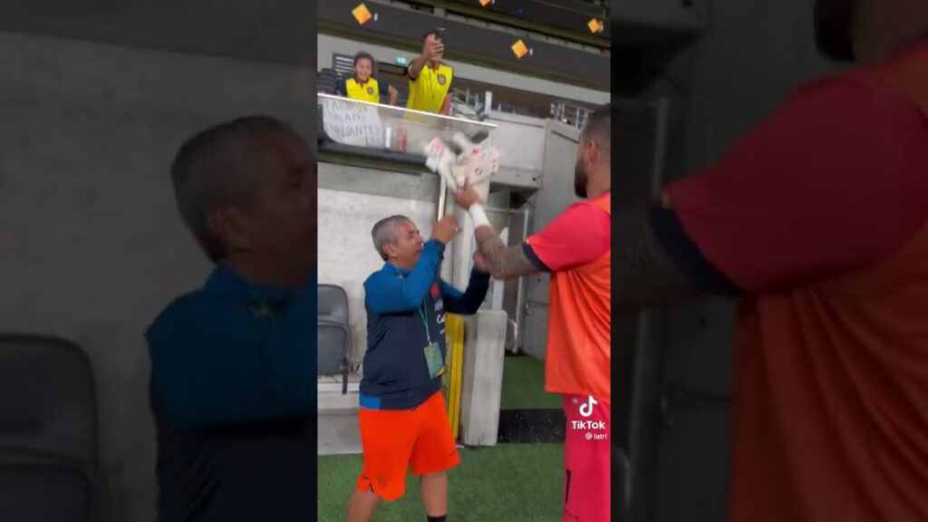 Enorme💥 Hernan Galindes y su gesto de regalar sus guantes😎 a un aficionado ecuatoriano🇪🇨💛