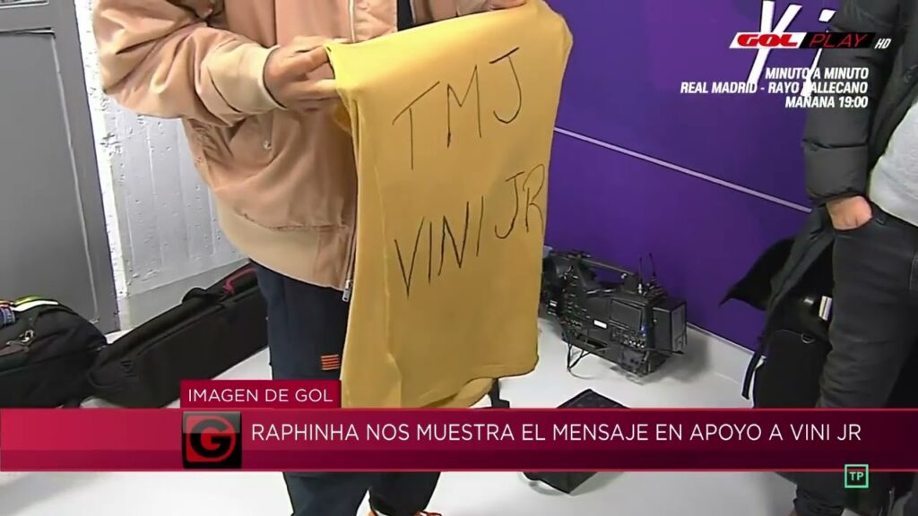Raphinha nos enseña su camiseta en apoyo a Vinícius