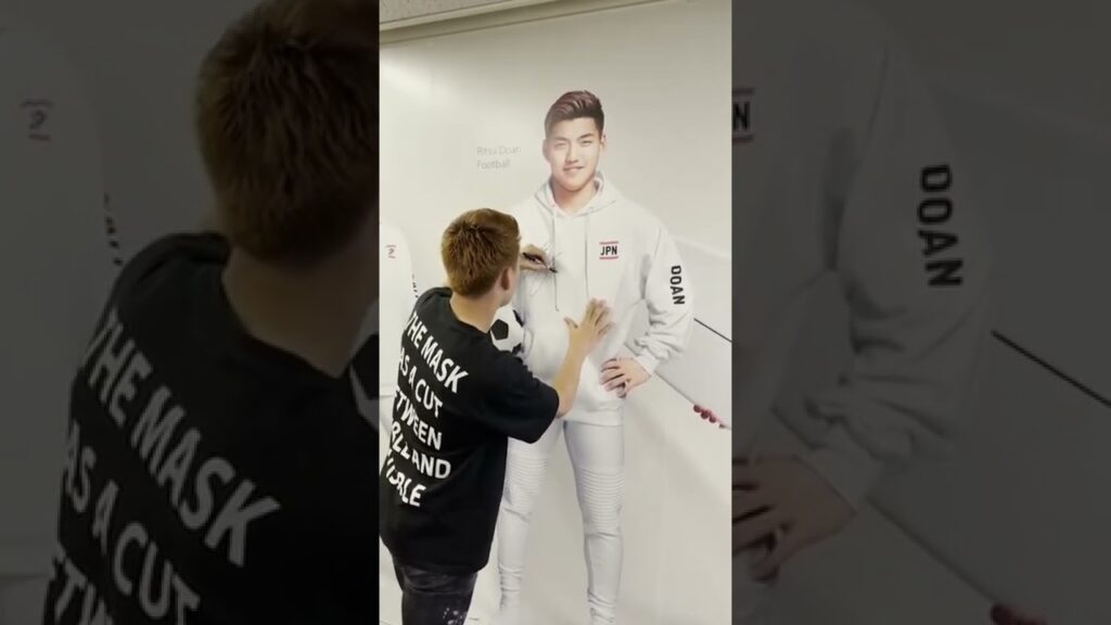 壁にサインを書かせてもらいました