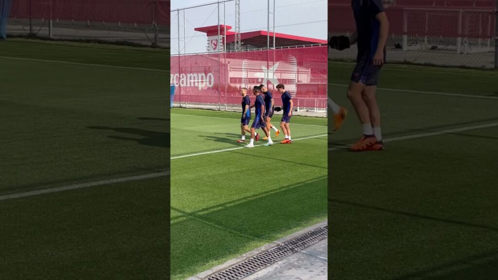 Gudelj y Rafa Mir en el entrenamiento previo a El Gran Derbi 2023