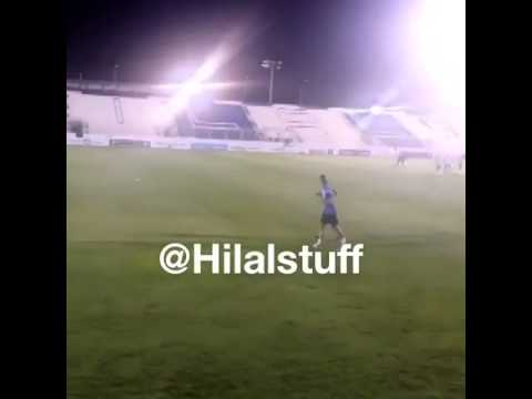 لاعب الهلال سلمان الفرج لمشجع: زيتونة جابته أمك !