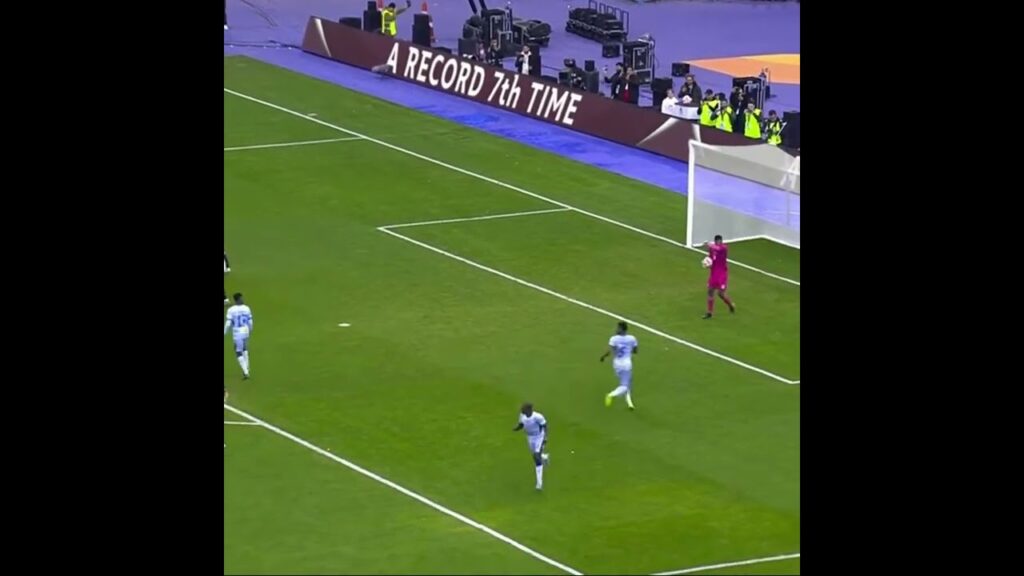 تصدي العويس لركلة جزاء نيمار قبل قليل 😳🔥.