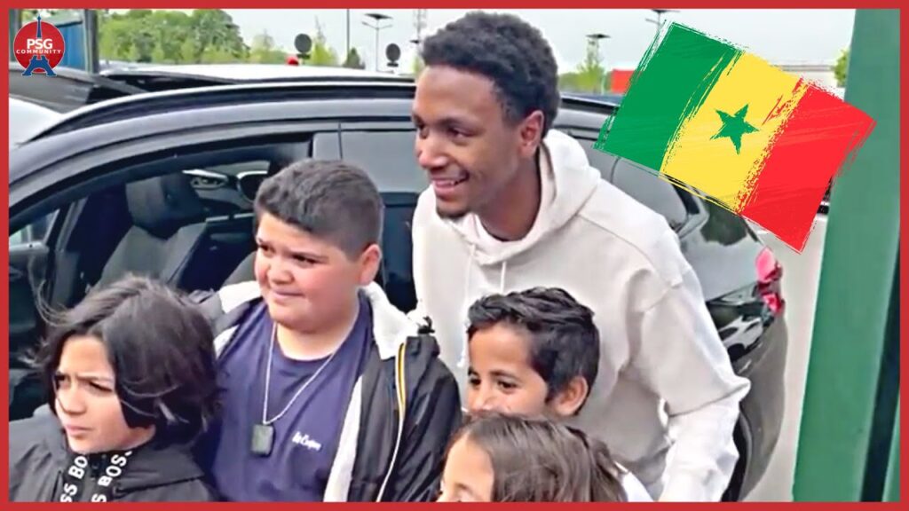 👏 Le magnifique geste d'Abdou Diallo aux jeunes supporters du #PSG !