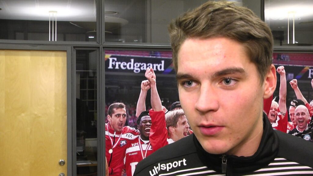 Robert Skov forlænger med SIF