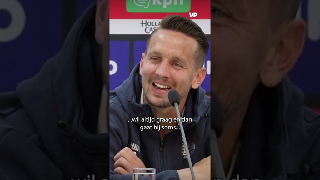 Fred Rutten & Luuk de Jong 🤝 Xavi Simons: ‘Fantastische speler, maar af en toe op de training…’ 😅