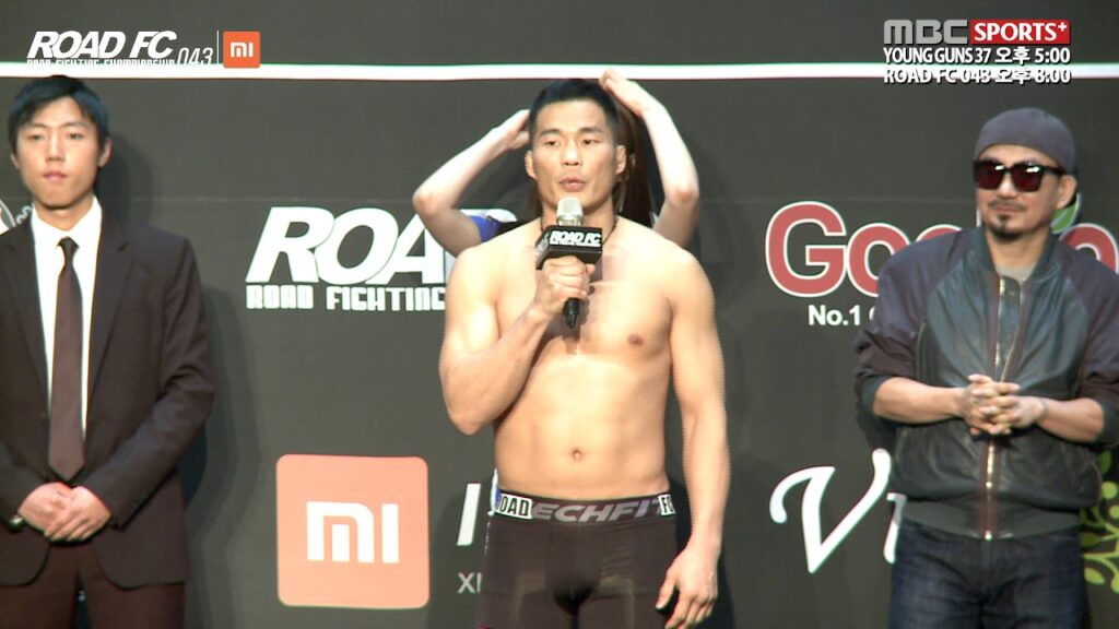 XIAOMI ROAD FC 043 WEIGH IN NAM YUI-CHUL(남의철) VS JUNG DOO-JAE(정두제)