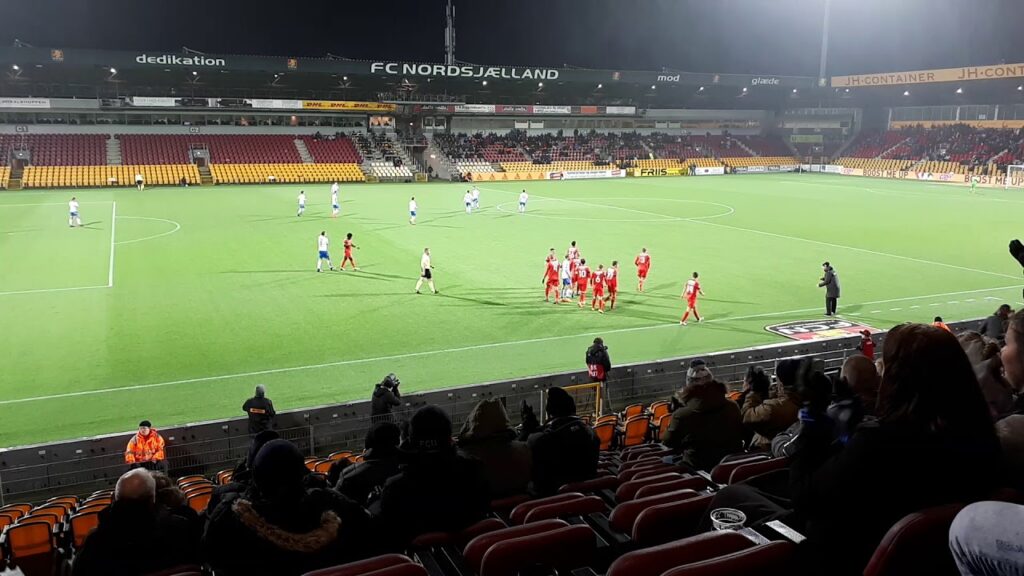 FC Nordsjælland feirer anfører Mathias Jensen scoring mot OB i Superligaen feb 2018