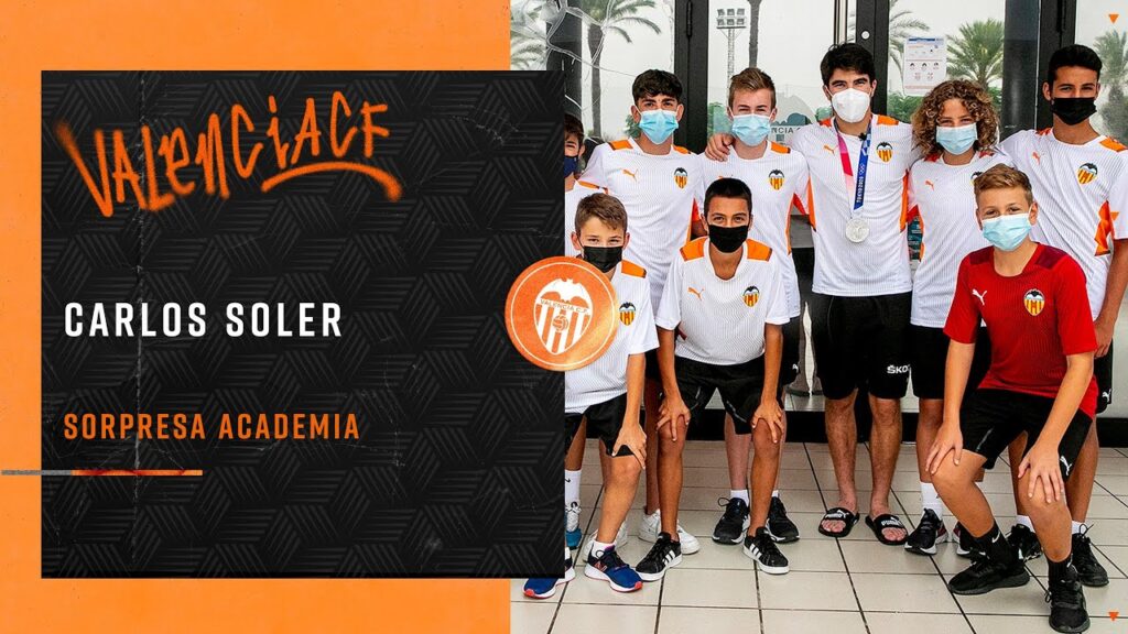 CARLOS SOLER, HOMENAJEADO POR LOS JÓVENES FUTBOLISTAS DE LA RESIDENCIA DE LA ACADEMIA VCF