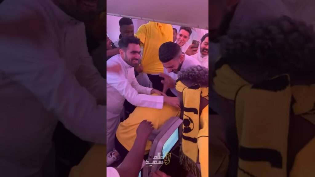 😂 تحية خاصة لـ عبدالرزاق حمدالله ) .. ويمازحوا " عبدالرحمن العبود " بالضرب 😅