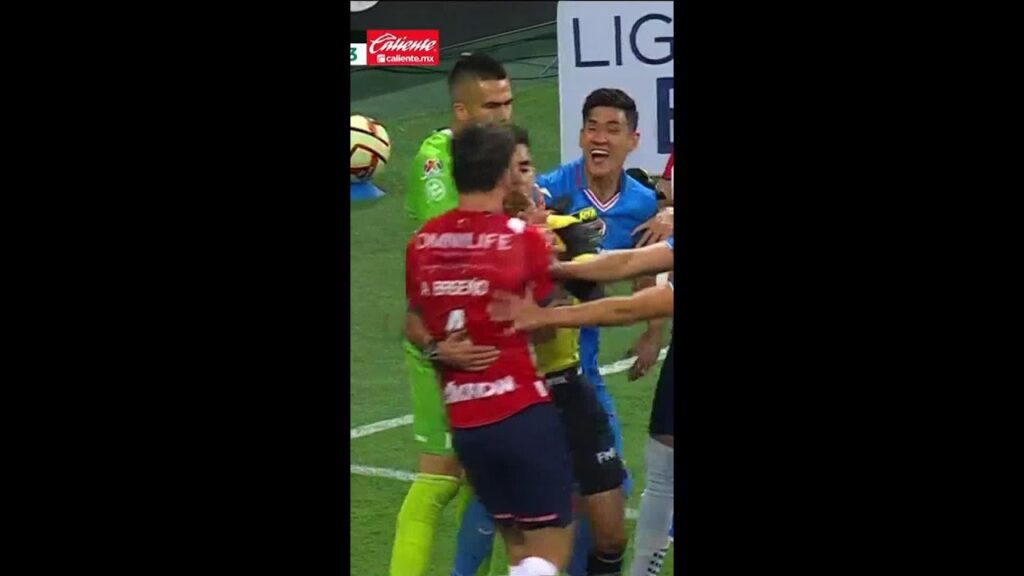 Antuna y el 'Pollo' Briseño se prendieron y se armó en la cancha #viral #ligamx #tudn #futbol