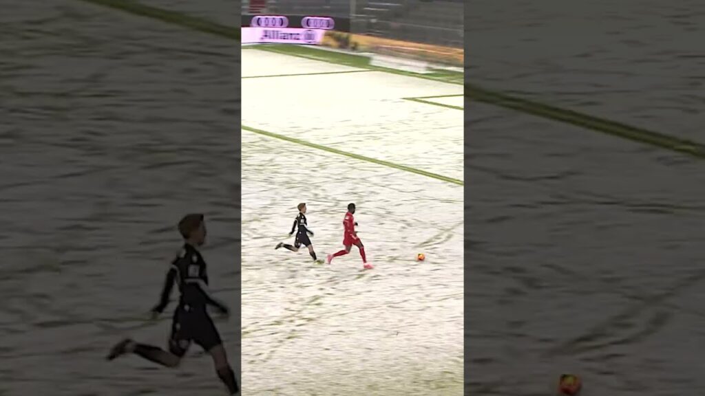 Alphonso Davies' pace 😱💨 #shorts @bundesliga