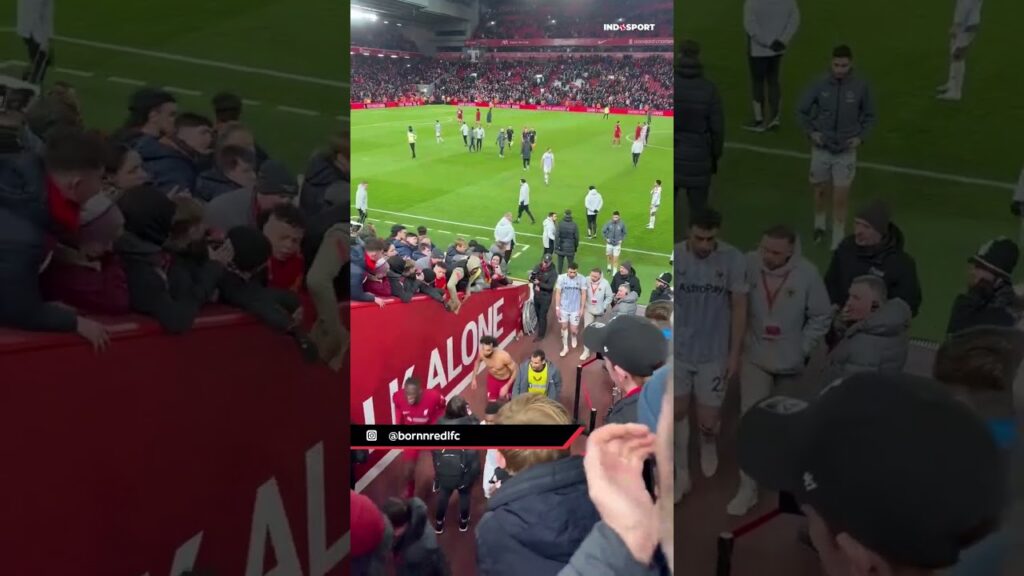 Momen Mo Salah ingin berikan jersey ke penggemar malah direbut Ibrahima Konate